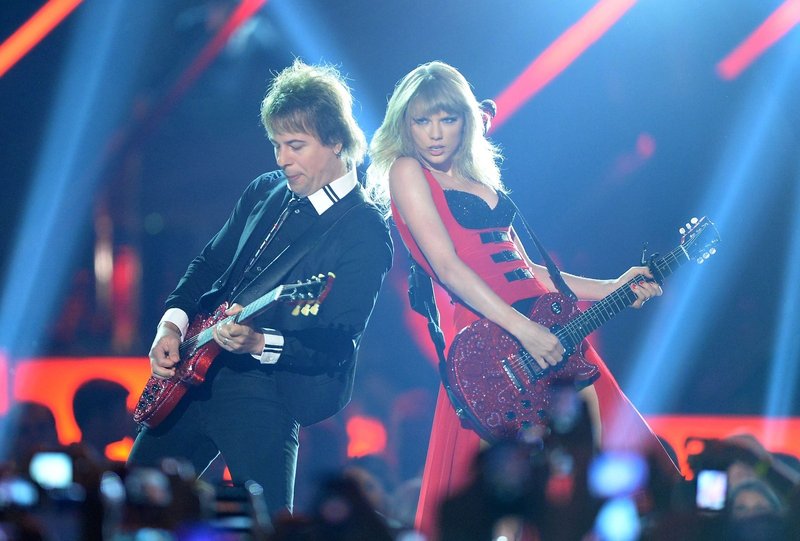 Taylor Swift at 2013 CMT Music Awards — photo 58