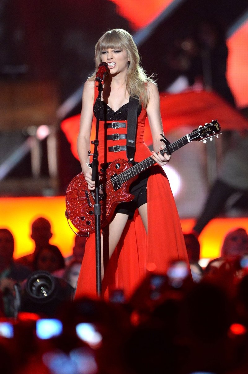 Taylor Swift at 2013 CMT Music Awards — photo 66