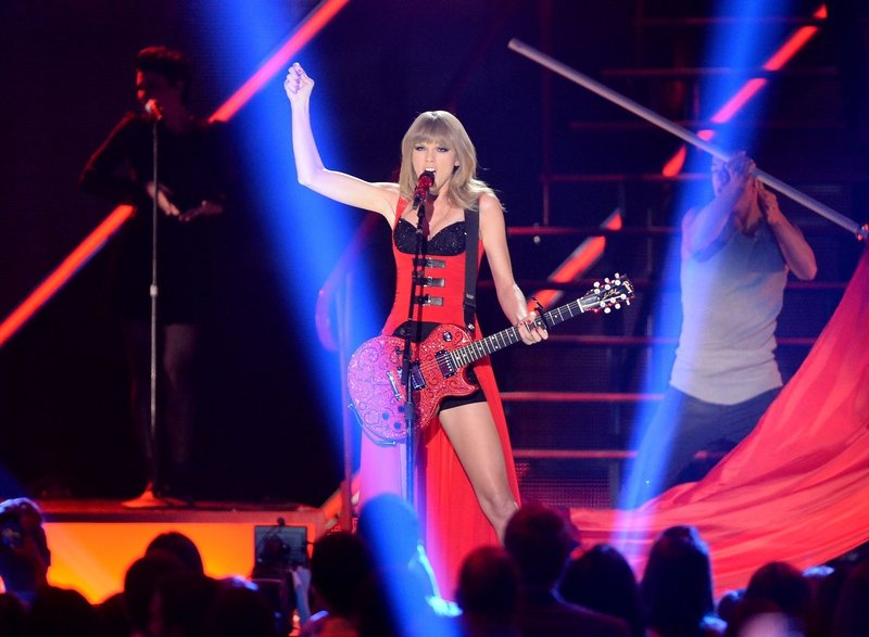 Taylor Swift at 2013 CMT Music Awards — photo 67