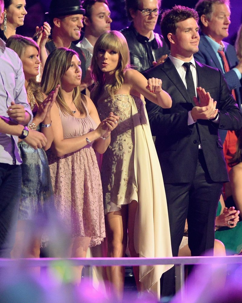 Taylor Swift at 2013 CMT Music Awards — photo 77