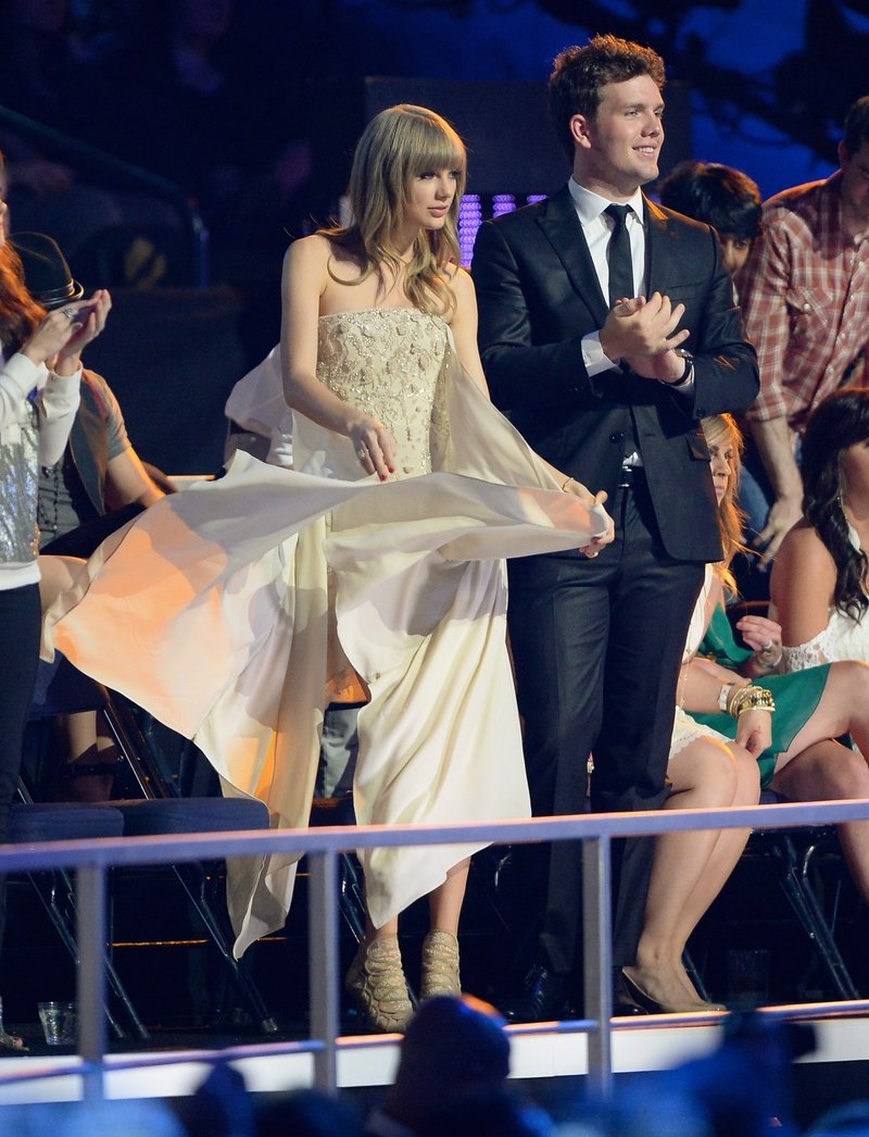 Taylor Swift at 2013 CMT Music Awards — photo 84