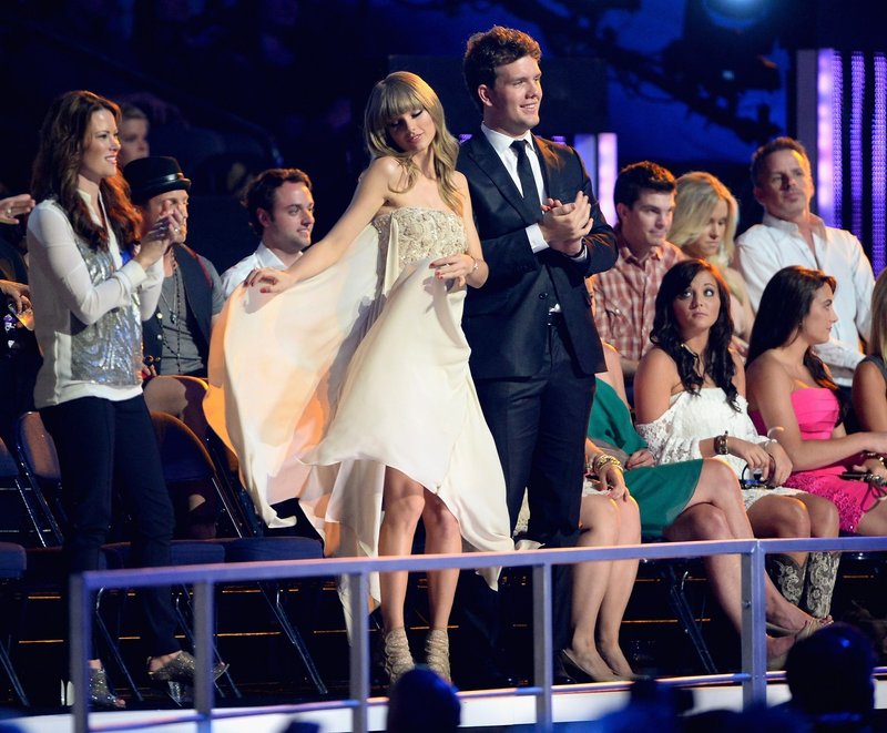 Taylor Swift at 2013 CMT Music Awards — photo 85