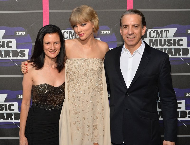 Taylor Swift at 2013 CMT Music Awards — photo 87