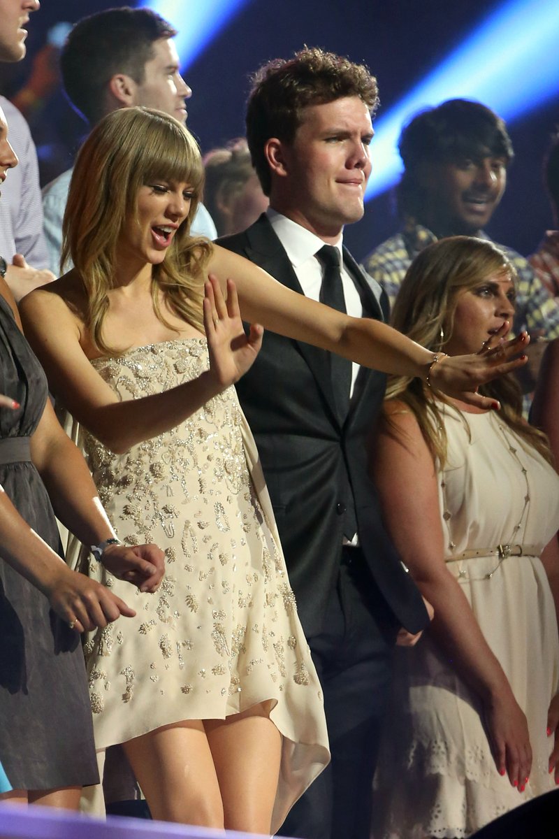 Taylor Swift at 2013 CMT Music Awards — photo 89