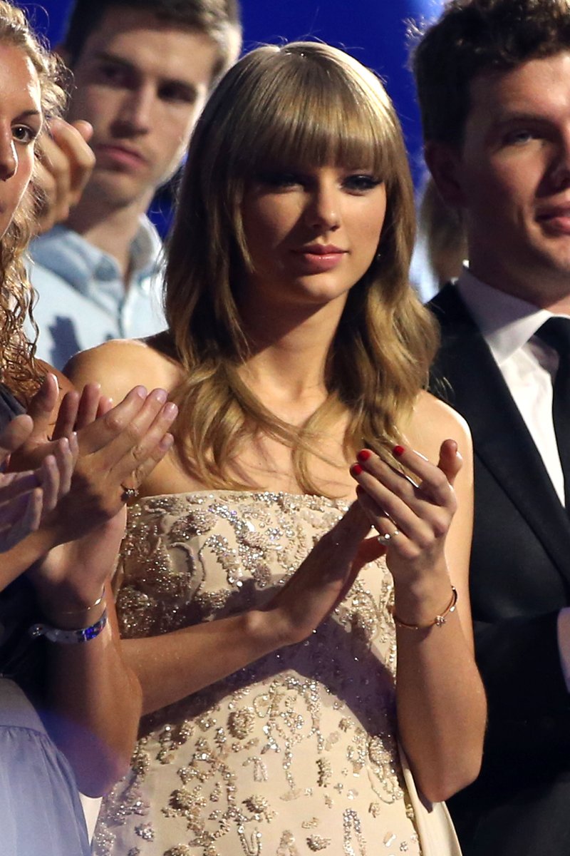 Taylor Swift at 2013 CMT Music Awards — photo 93