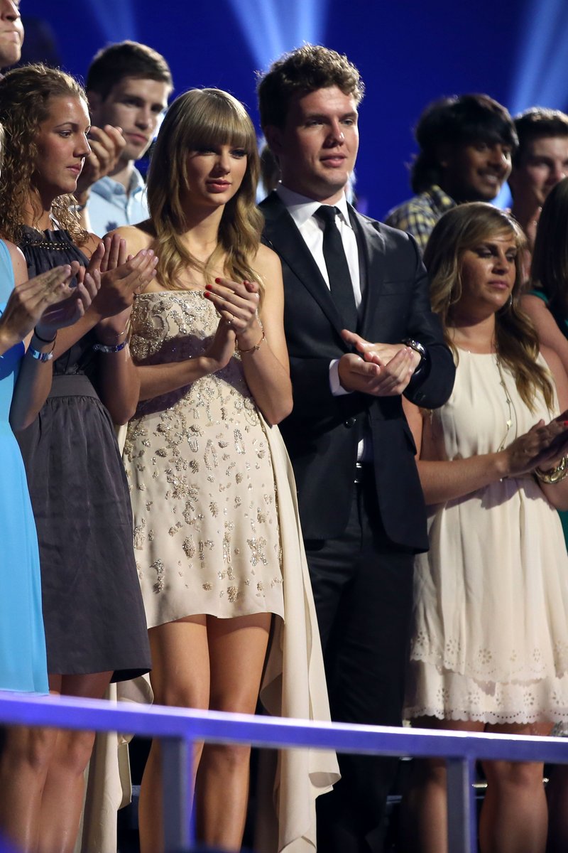 Taylor Swift at 2013 CMT Music Awards — photo 94