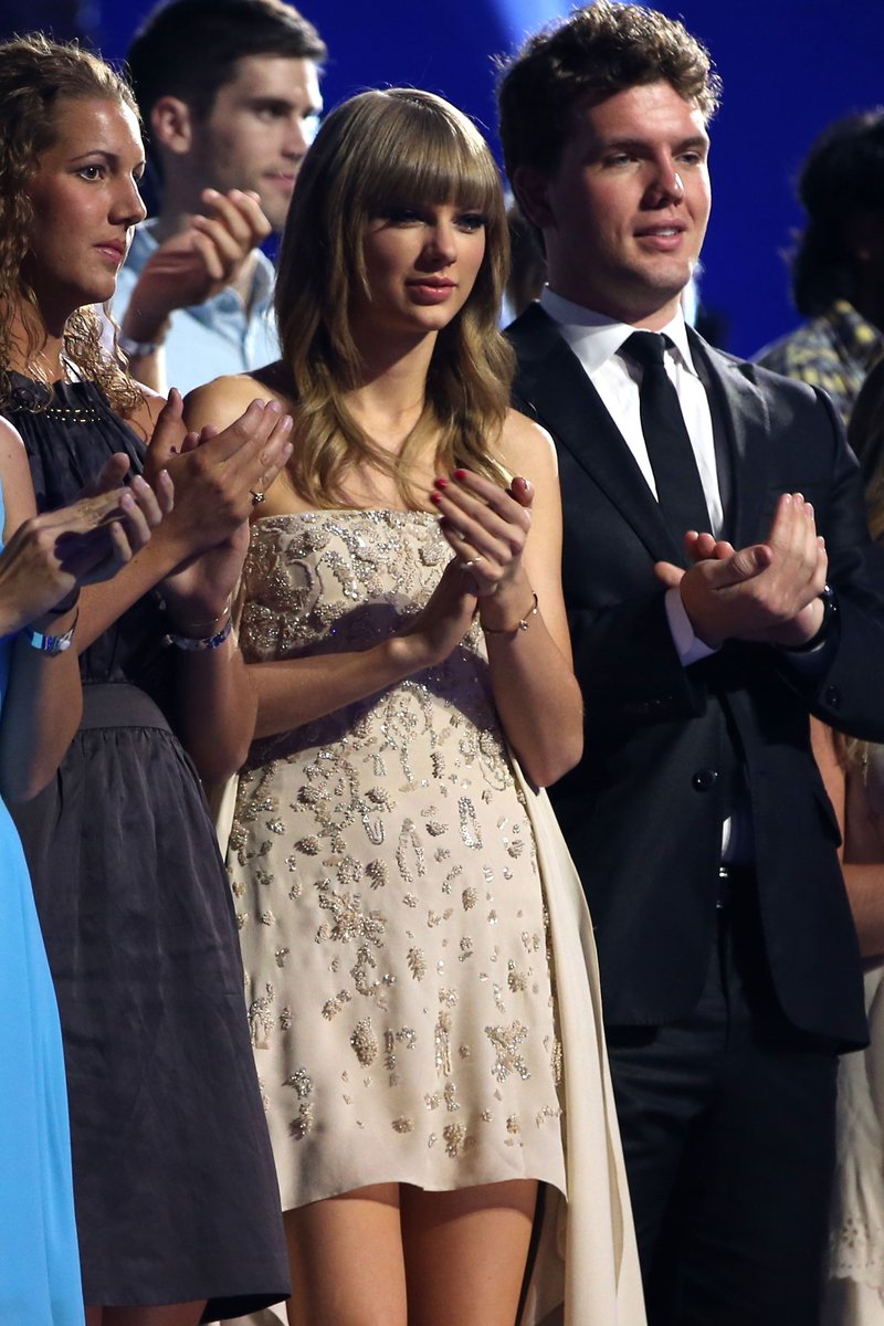 Taylor Swift at 2013 CMT Music Awards — photo 95