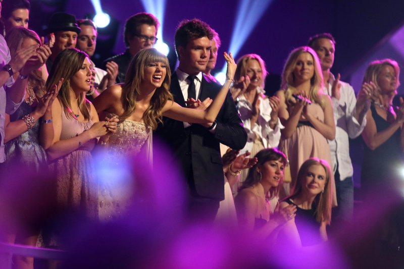Taylor Swift at 2013 CMT Music Awards — photo 100