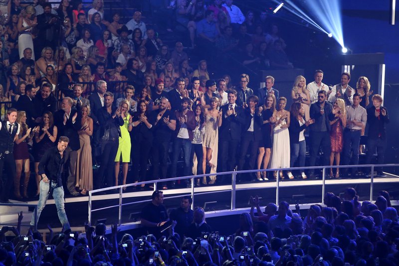 Taylor Swift at 2013 CMT Music Awards — photo 107