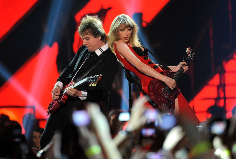 Taylor Swift at 2013 CMT Music Awards — photo 109