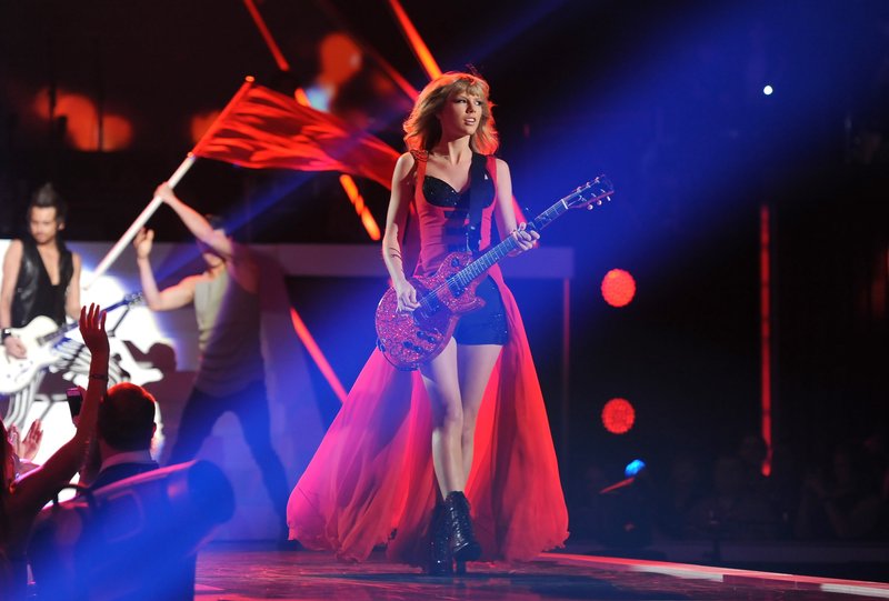 Taylor Swift at 2013 CMT Music Awards — photo 110