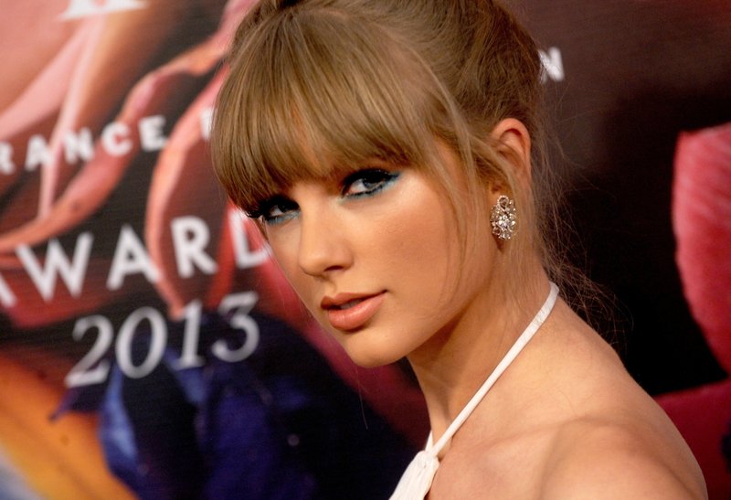 Taylor Swift at The Fragrance Foundation Awards — photo 73