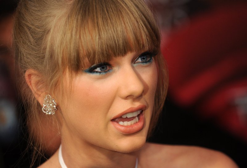 Taylor Swift at The Fragrance Foundation Awards — photo 77