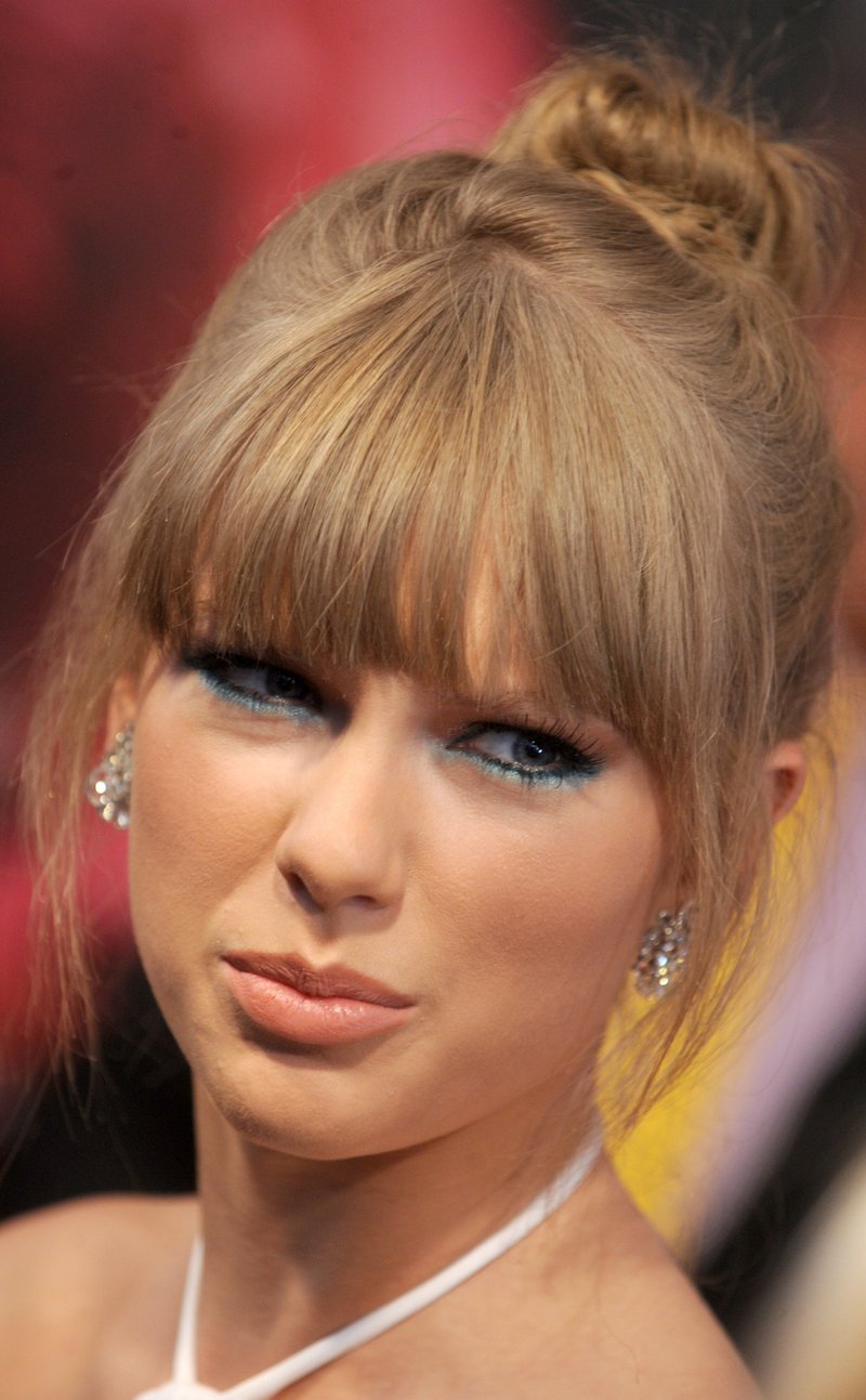 Taylor Swift at The Fragrance Foundation Awards — photo 79