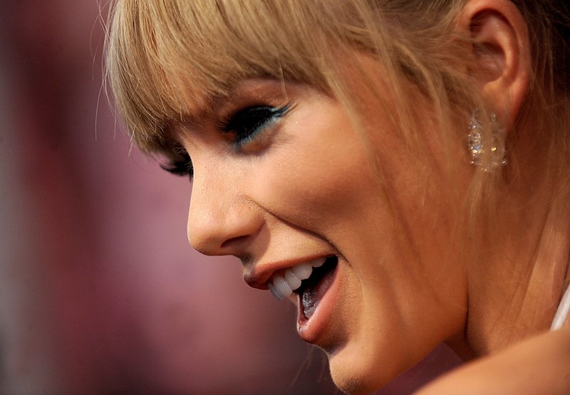 Taylor Swift at The Fragrance Foundation Awards — photo 81