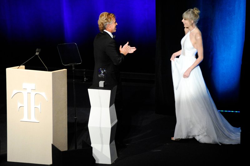 Taylor Swift at The Fragrance Foundation Awards — photo 102