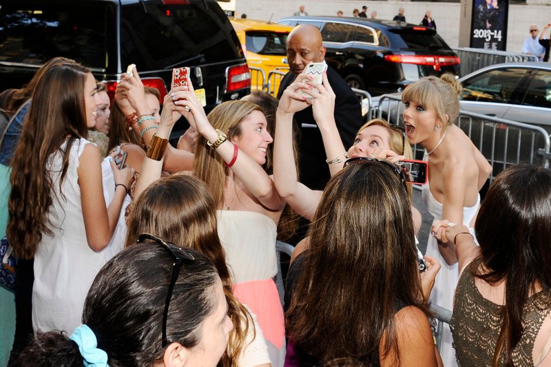 Taylor Swift at The Fragrance Foundation Awards — photo 105