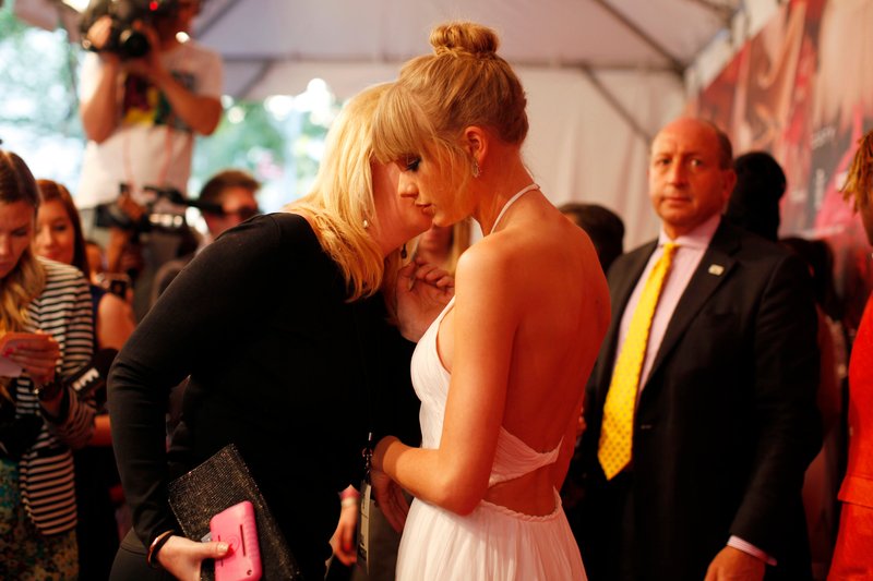 Taylor Swift at The Fragrance Foundation Awards — photo 112