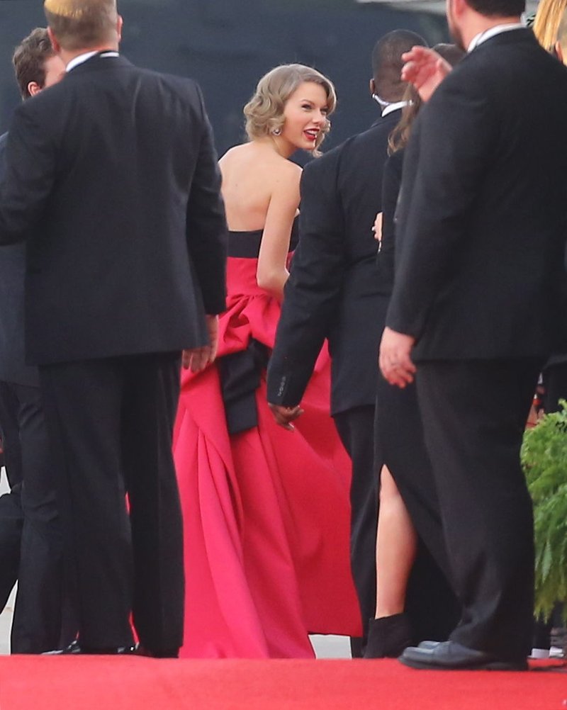 Taylor Swift at 71st Annual Golden Globe Awards — photo 90