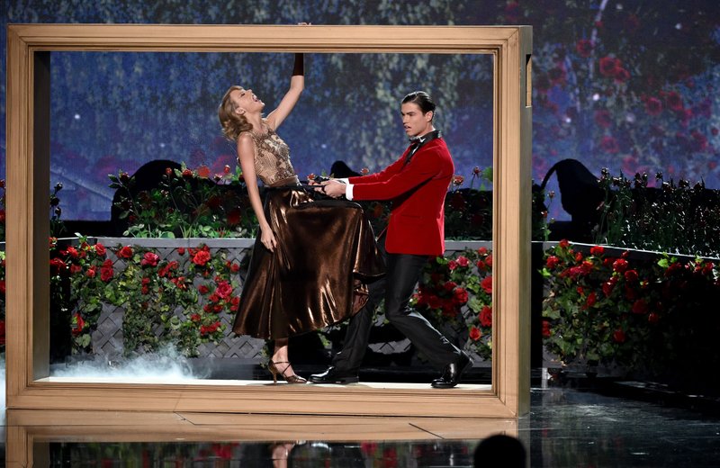 Taylor Swift at 2014 American Music Awards — photo 4