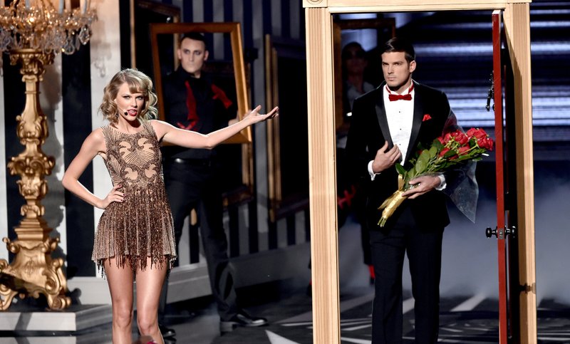 Taylor Swift at 2014 American Music Awards — photo 14