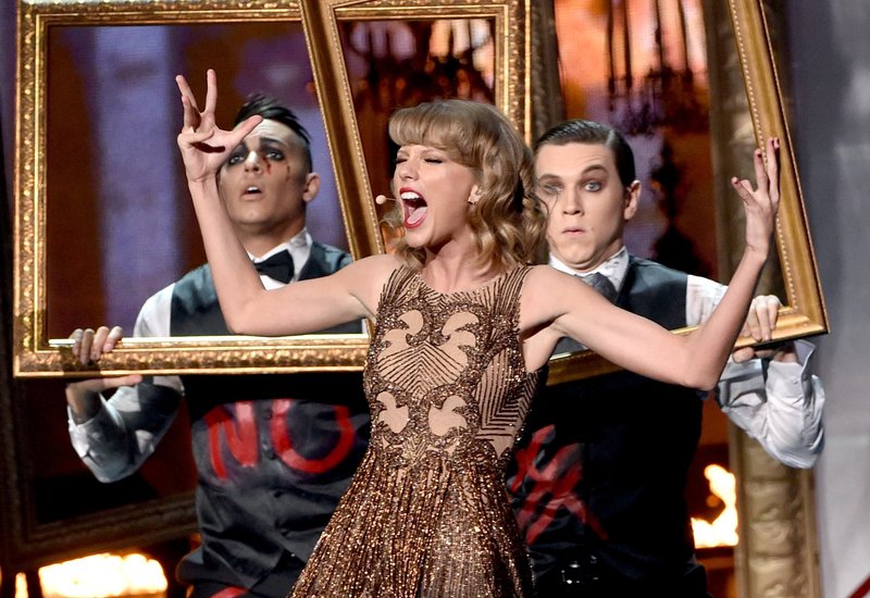 Taylor Swift at 2014 American Music Awards — photo 18