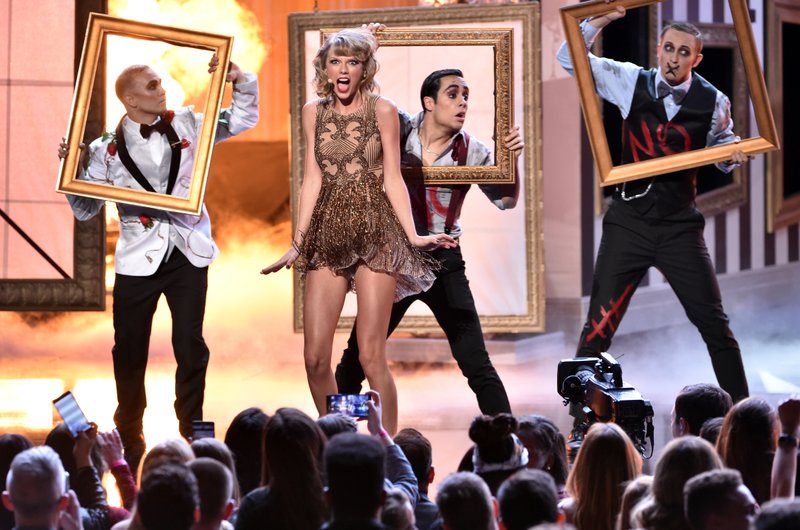 Taylor Swift at 2014 American Music Awards — photo 19