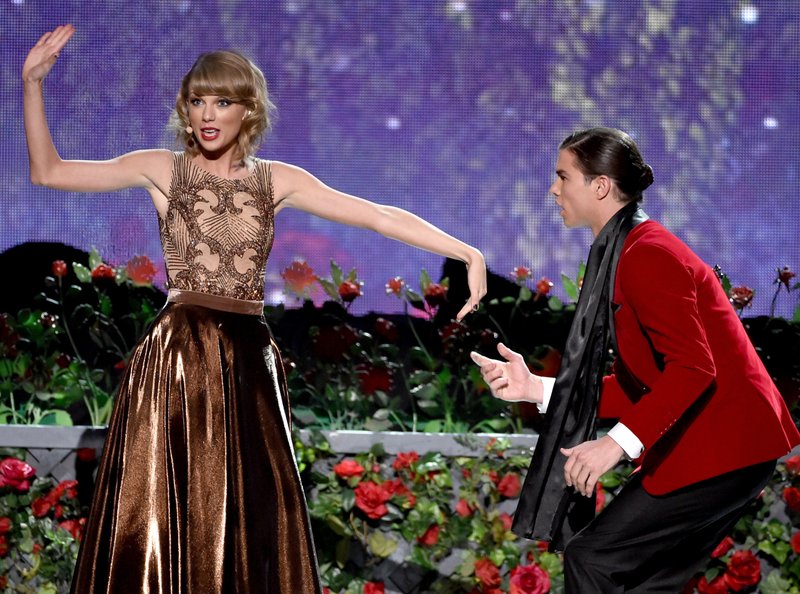 Taylor Swift at 2014 American Music Awards — photo 27