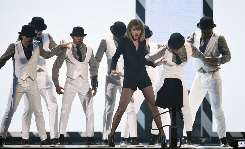 Taylor Swift at 2015 BRIT Awards — photo 115