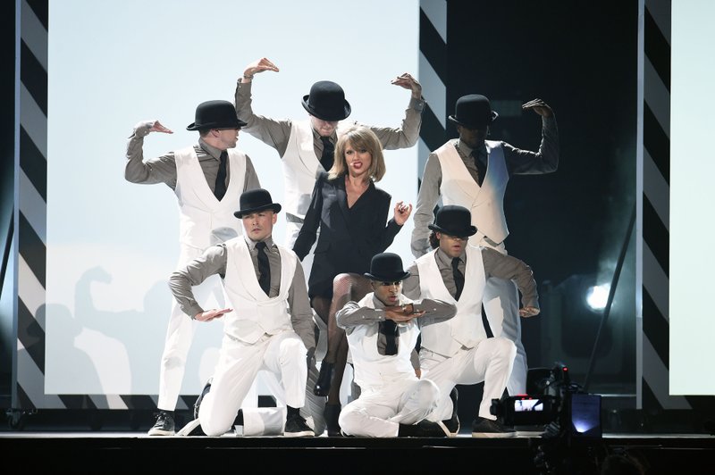 Taylor Swift at 2015 BRIT Awards — photo 125