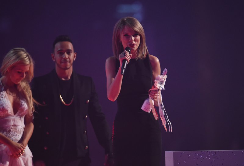 Taylor Swift at 2015 BRIT Awards — photo 131