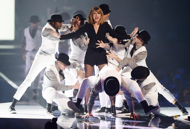 Taylor Swift at 2015 BRIT Awards — photo 339