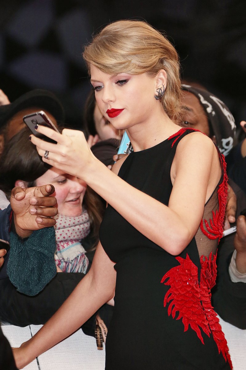 Taylor Swift at 2015 BRIT Awards — photo 401