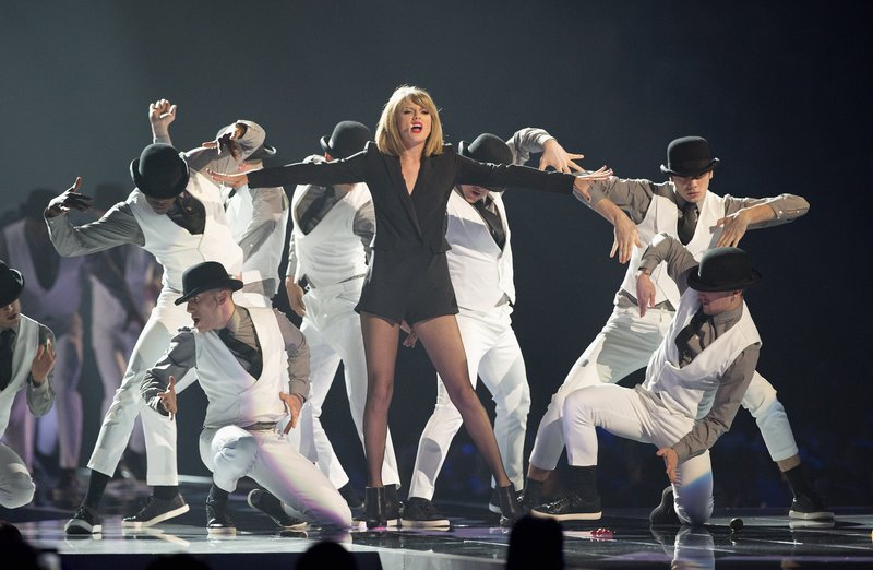 Taylor Swift at 2015 BRIT Awards — photo 439