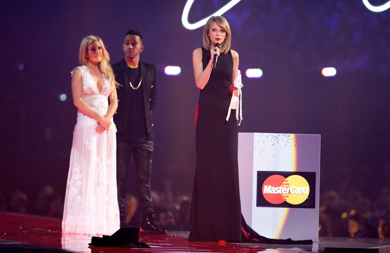 Taylor Swift at 2015 BRIT Awards — photo 442