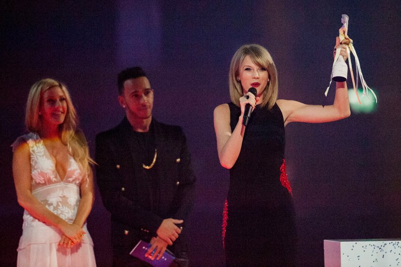 Taylor Swift at 2015 BRIT Awards — photo 525