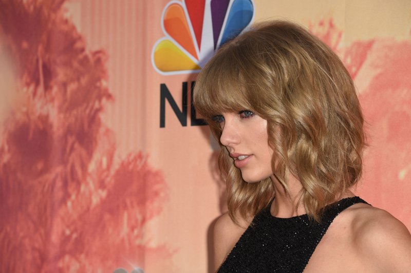 Taylor Swift at 2015 iHeartRadio Music Awards — photo 148