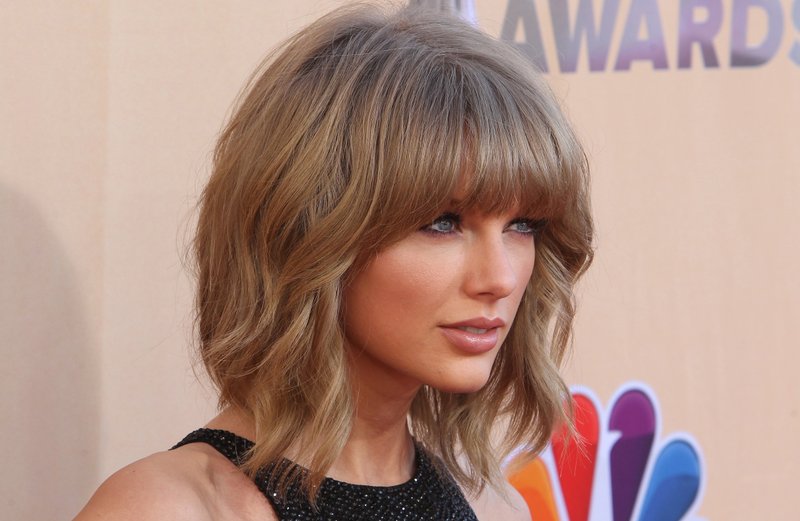 Taylor Swift at 2015 iHeartRadio Music Awards — photo 486