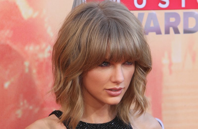 Taylor Swift at 2015 iHeartRadio Music Awards — photo 487