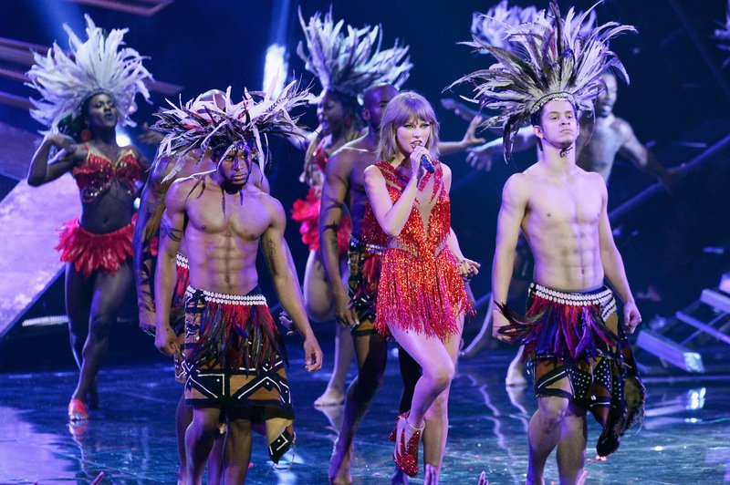 Taylor Swift at 2015 MTV Video Music Awards — photo 100