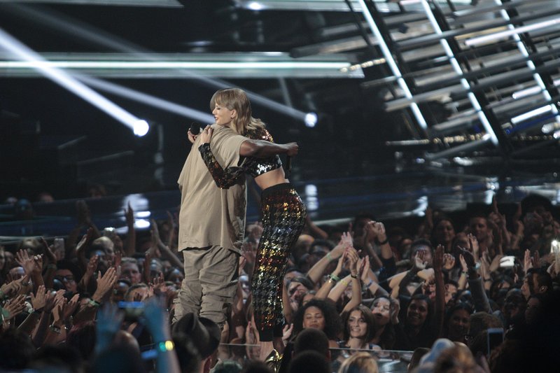 Taylor Swift at 2015 MTV Video Music Awards — photo 237