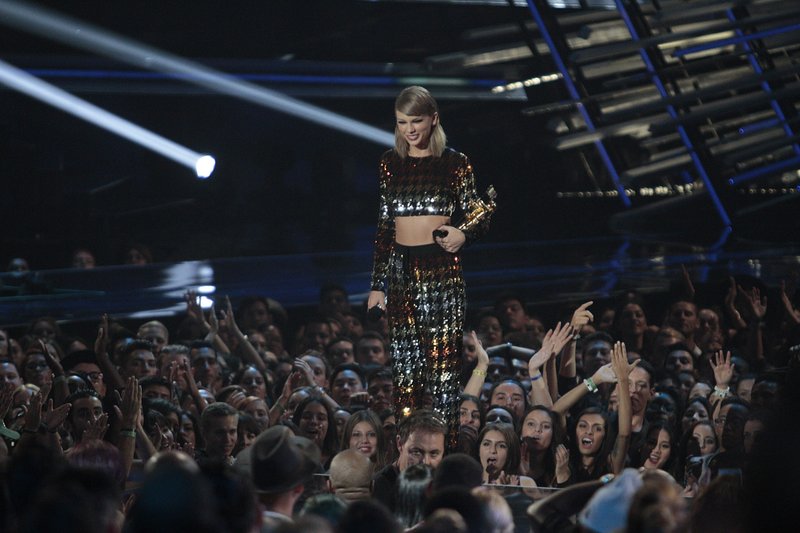 Taylor Swift at 2015 MTV Video Music Awards — photo 239