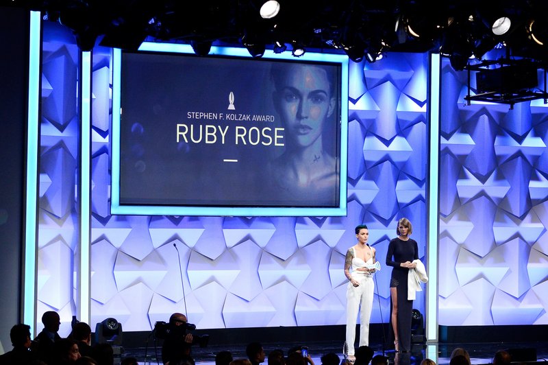 Taylor Swift at 27th Annual GLAAD Media Awards — photo 43