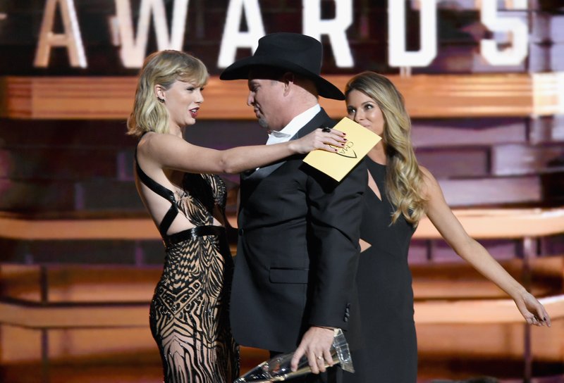 Taylor Swift at 50th Annual CMA Awards — photo 7