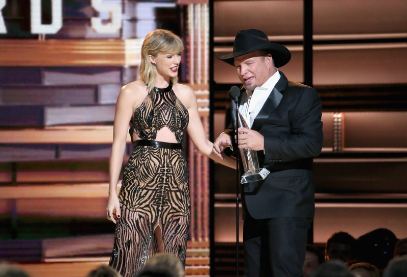 Taylor Swift at 50th Annual CMA Awards — photo 9