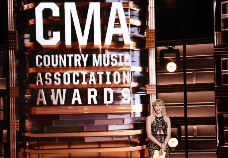 Taylor Swift at 50th Annual CMA Awards — photo 33