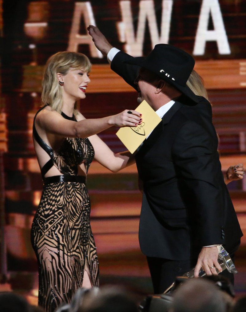 Taylor Swift at 50th Annual CMA Awards — photo 36