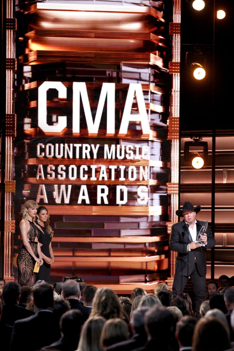 Taylor Swift at 50th Annual CMA Awards — photo 37