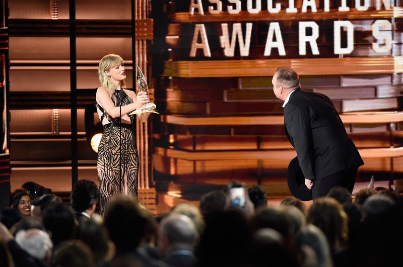 Taylor Swift at 50th Annual CMA Awards — photo 40
