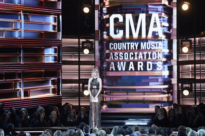 Taylor Swift at 50th Annual CMA Awards — photo 44